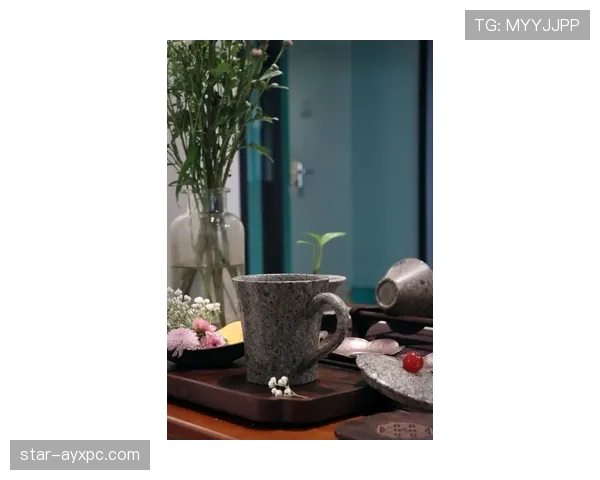 莱万每天凌晨四点喝黑咖啡啃鸡胸肉,老婆说他闻起来像健身房拖把 莱万每天凌晨四点喝黑咖啡啃鸡胸肉,老婆说他闻起来像健身房拖把